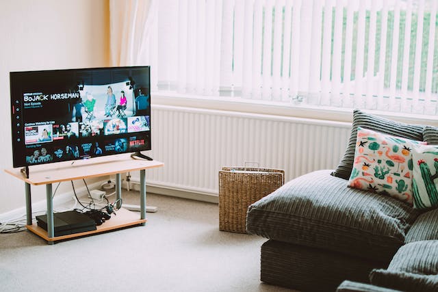 Posizionamento ideale della TV rispetto al divano: consigli pratici